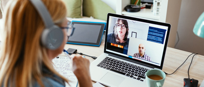 Symbolfoto: Schlerin vor Notebook